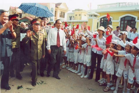 Học sinh, người dân Quảng Bình đón ông về thăm quê. Ảnh Trần Hồng.